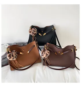 Women matte tote shoulder bag large capacity casual commuter crossbody Kelly bag with heart charm.