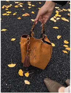 Braune Wildleder Beuteltasche mit Strass-Schleifen und Quasten, vielseitige Damentasche chic.