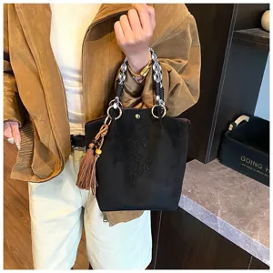 Damen Wildleder Eimer Tasche mit Strass Schleife und Quaste, schwarze Umhängetasche Details.