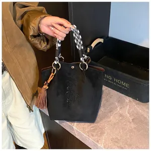 Wildleder Eimer Tasche mit Hahnentritt Griff und Strass Schleifen, elegante Detailansicht.