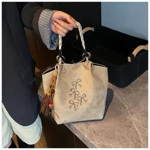 Damen Wildleder Eimer Tasche mit Strass Schleifen und Quasten Anhänger Umhängetasche für Damen.