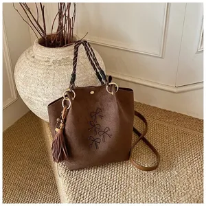 Braune Wildleder-Beuteltasche mit Strass-Schleifen und Quaste. Stilvolle Damen Umhängetasche für Alltag.