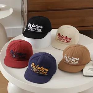 Gorra de béisbol plana para niños bordada multicolor estilo hip hop detalles vista