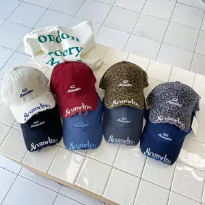 Casquette de baseball de mode pour enfants avec lettres brodées et bord usé, multicolore.