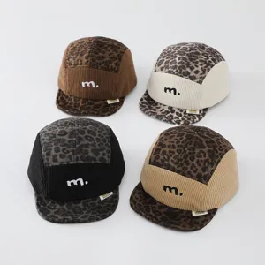 Kinder Leopardenmuster Cord Baseballcap mit Buchstabenstickerei und weichem Schirm im Herbst.