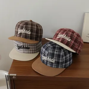 Gorra de béisbol plana a cuadros para niños con letras bordadas y detalles de visera.