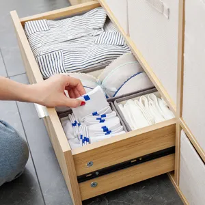 Caja organizadora de cajón de tela con compartimentos para calcetines y sujetadores en madera.