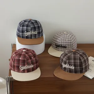 Gorra de béisbol de ala plana bordada a cuadros para niños, vista detallada de estilos.