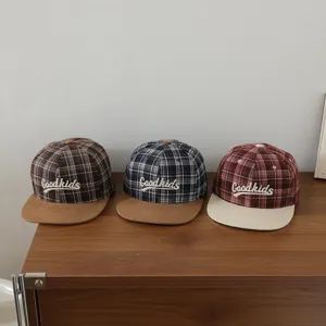 Gorra de béisbol con visera plana bordada a cuadros para niños gorro versátil de otoño