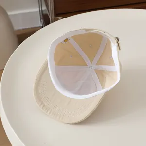 Vista detallada del interior de la gorra de béisbol beige para niños, forro limpio.