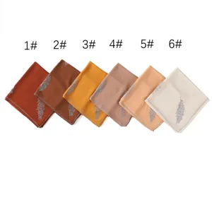 Effen chiffon hijab sjaal met strass blad en rand ontwerp, elegante dagelijkse kleding.
