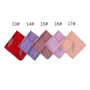 Strass blad chiffon vierkante sjaal detail, elegante moslim hijab hoofddeksel variant zicht.