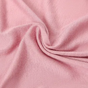 Gros plan sur un tissu en maille de coton modal rose doux, montrant une texture délicate et lisse.