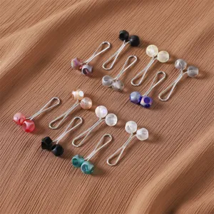 Kristallkugel U-foermige Schalspangen und dekorative Tuchclips fuer elegante Damenmode.