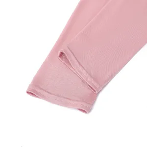 Détail des manches de bras en coton modal montrant un tissu doux et des coutures fines pour l'été.