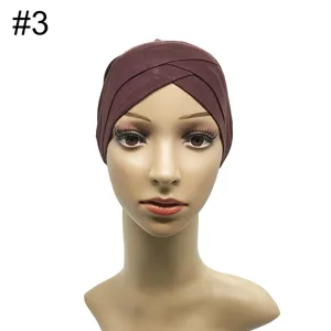 Detailansicht der Modal Kreuz Turbanmütze Innenmütze, zeigt das vordere Design deutlich.