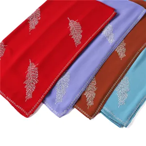 Prachtige chiffon hijab detail met strass steentjes blad voor een elegante stijl.