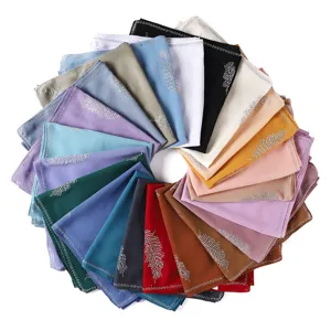 Effen kleur chiffon vierkante sjaal met strass veer detail elegante hoofddoek