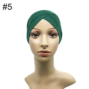 Grüne gekreuzte Turban Innenmütze für Damen, elastische Modal Unterziehkappe für den Alltag.