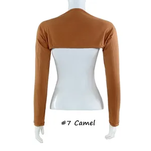 Détail des manches boléro en modal, montrant le dos et la texture confortable couleur chameau.
