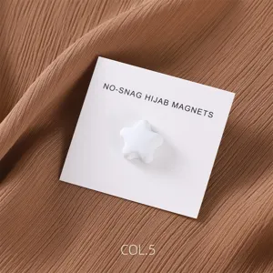Magnete hijab stella bianca con confezione in cartoncino, spilla magnetica per foulard.