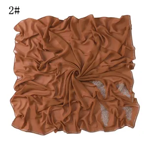 Bruine chiffon vierkante sjaal met sprankelende strass bladeren motieven en glitterrand.