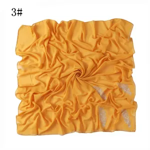 Gedetailleerd overzicht van de elegante vierkante chiffon sjaal met mooie strass bladpatronen.