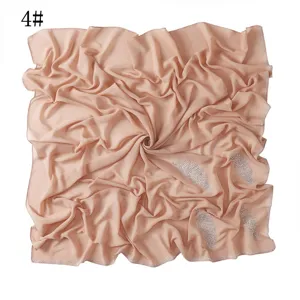 Gedetailleerd overzicht van elegante chiffon vierkante sjaal voor dames met prachtige strass bladeren.