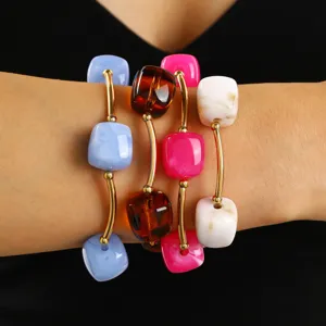 Stilvolles stapelbares Perlenarmband-Set für Damen, minimalistisches Luxus-Design, bunter Schmuck.