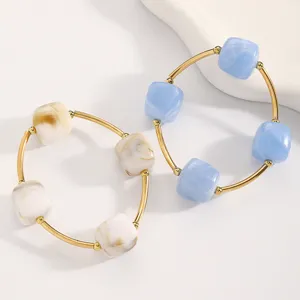 Detailaufnahme von stilvollen Harz-Perlen-Armbändern mit Metallbögen, ideal für den Alltag.