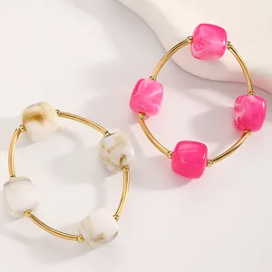 Detailansicht des stapelbaren Perlenarmband-Sets mit Metallröhrchen und marmorierten Perlen.