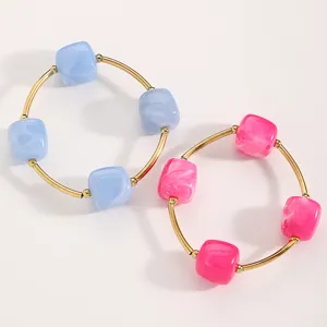 Detailaufnahme des stapelbaren elastischen Perlenarmband-Sets für Damen in Blau und Rosa.