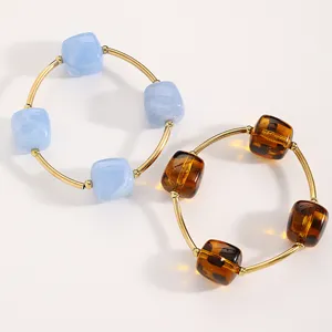 Detailansicht eines stilvollen minimalistischen geometrischen Perlenarmband-Sets für Damen.
