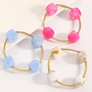 Minimalistisches Perlenarmband Set, schicke Kunstharzperlen und Goldstäbe, elegante Stapelschmuck.