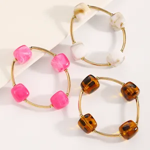 Minimalistisches Mode Damen Armband Set mit goldenem Metall und quadratischen Perlen.