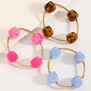 Detailansicht des stapelbaren Armband-Sets mit pinken, bernsteinfarbenen und blauen Perlen.