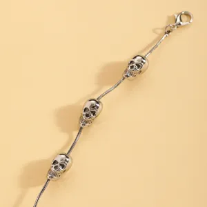 Punk gothische schedel slangenketting armband detail, zilveren metalen polssieraad accessoire