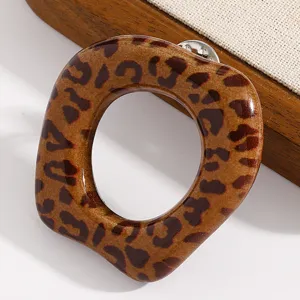 Broche creuse abstraite à imprimé léopard porte-lunettes gros plan, accessoire élégant.