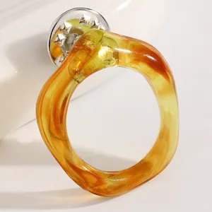Broche anneau resine ambre minimaliste irreguliere porte lunettes epingle accessoire femme