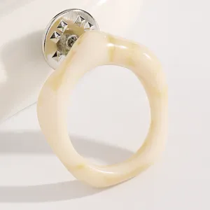Broche anneau résine minimaliste porte-lunettes élégante épingle revers polyvalente femme