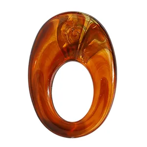 Vue détail de bague en résine écaille d'ambre, accessoire de mode élégant et stylé.