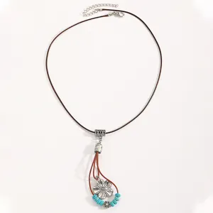 Boheemse retro leren koord ketting met zilveren bloemhanger en turquoise kralen.