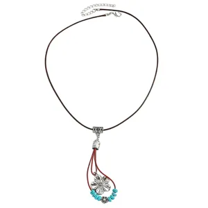 Vintage boho leren koord ketting met zilveren bloemhanger en turkooiskleurige kralen.