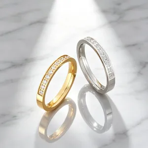 Edelstahl Zirkonia Ringe Hauptbild zeigt goldene und silberne minimalistische Moderinge.
