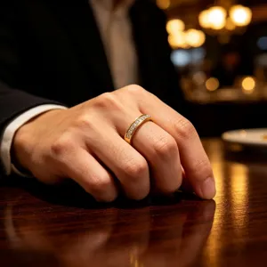 Nahaufnahme Detail eines minimalistischen goldenen Edelstahlrings mit funkelnden Zirkoniasteinen.