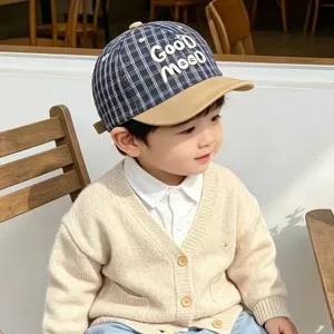 Detalle de gorra de béisbol de cuadros para bebé, diseño bordado, sombrero de sol.