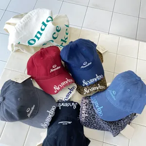 Vue detaillee de casquettes de baseball tendance pour enfants avec broderie en plusieurs coloris.