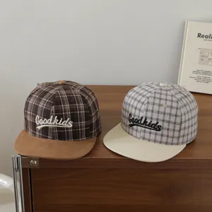 Gorra de béisbol infantil a cuadros con visera plana y letras bordadas estilo hip-hop.