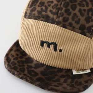Detailaufnahme der Kinder Cord Kappe mit Leo Print, Stickerei und weichem Schirm.