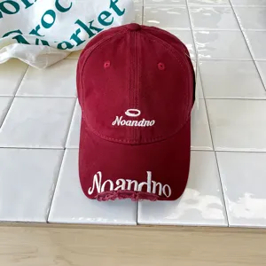 Casquette de baseball brodée en coton rouge pour enfants, style décontracté tendance.
